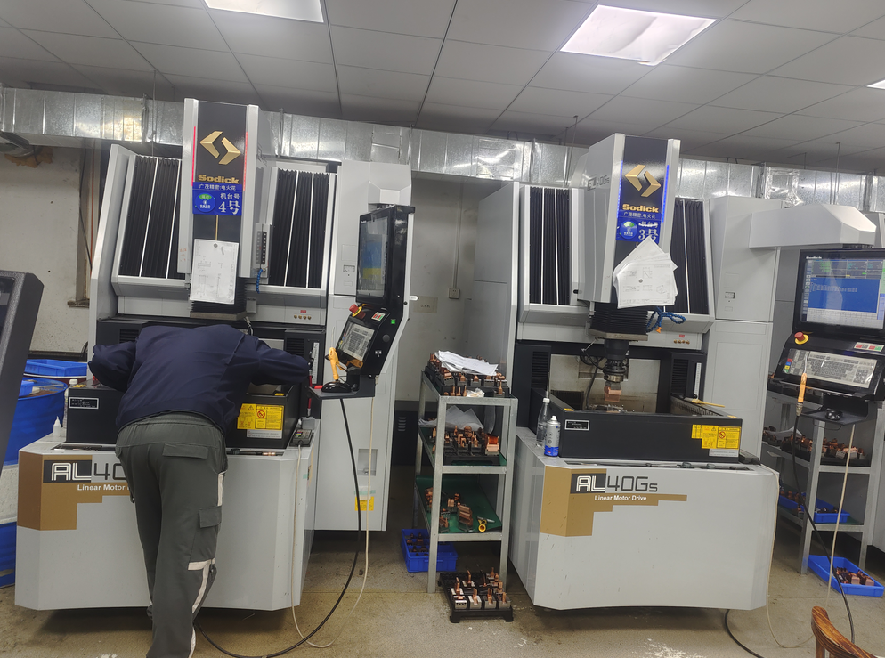 形彫放電加工機